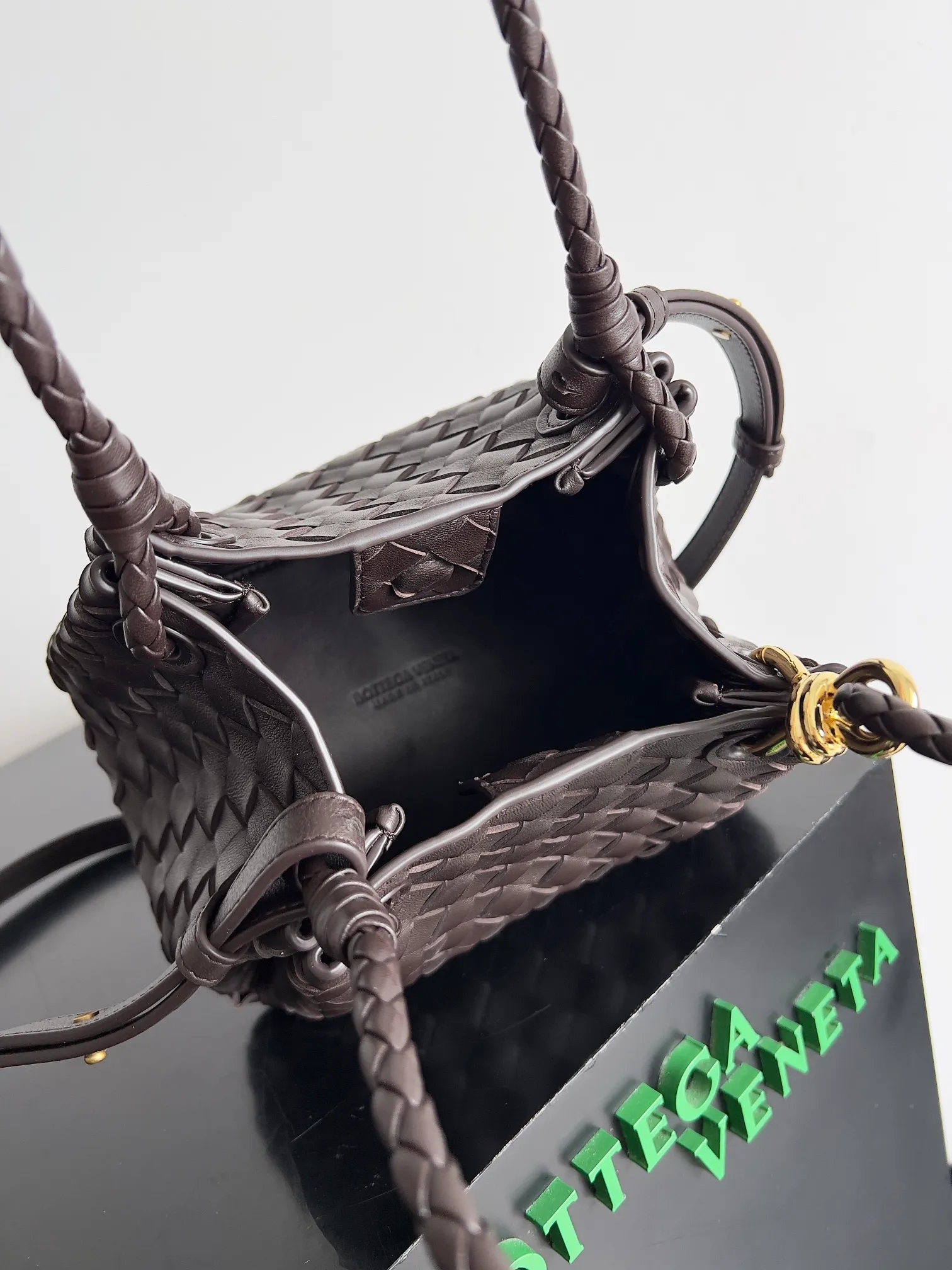 Batch 1760 BV home is new! Andiamo combines the Bottega Veneta archive parachute handbag to inherit retro elements and integrate modern trends. The same style as Shu Qi's in Beijing Night. It is a continuation of the classic bag. It has three functions: hand carry, shoulder and cross-body. It is embellished with metal brass knot buckles. It is small and has an amazing capacity. It can easily hold sunglasses in a box / small bottle of water / powder powder / charger and other daily necessities when going out. The upper body is versatile. Style number: 796569 Size: 21*17*16.5cm